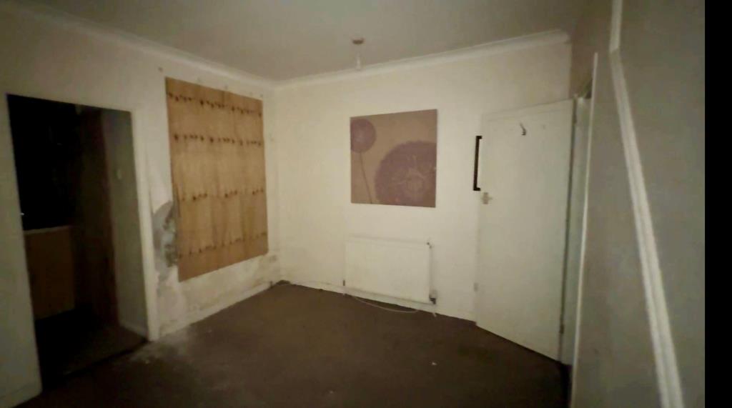 Lot: 123 - TERRACED HOUSE FOR REFURBISHMENT - Dining room